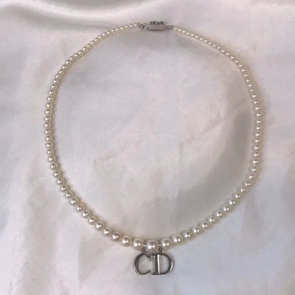 ⭐️ Authentic Dior Pendant Pearl Choker Necklace 💫 - Picture 1 of 10